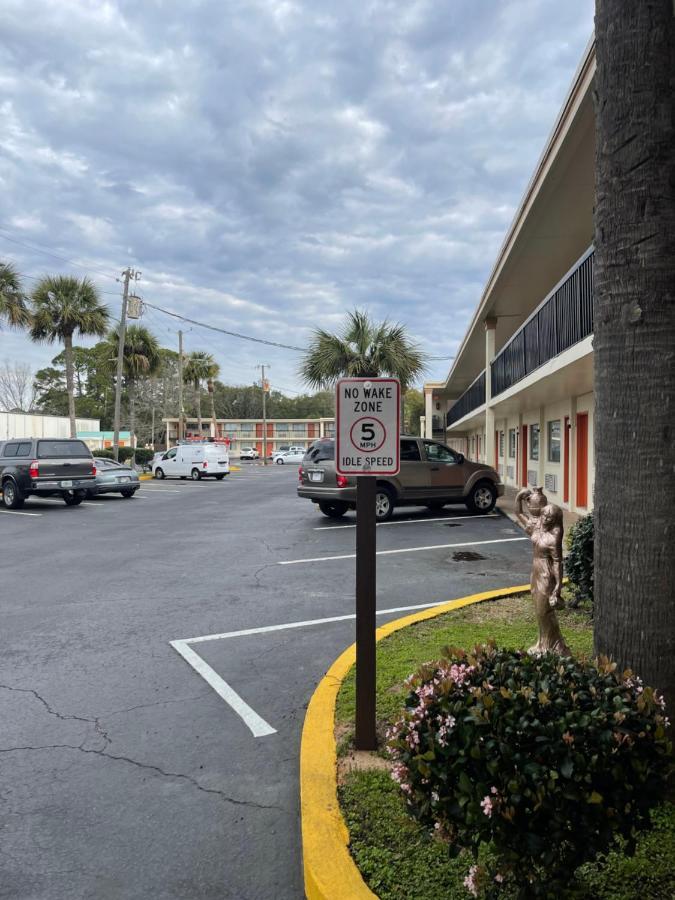Hole Inn The Wall Hotel - Fort Walton Beach - Sunset Plaza - Nearby Beaches & Hurlburt Exterior foto